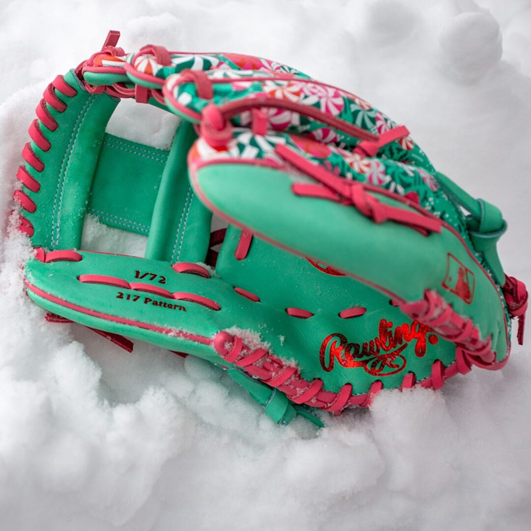 Rawlings Sale | Exclusive Heart of the Hide 11.5-Inch Holiday Glove Right Hand Throw