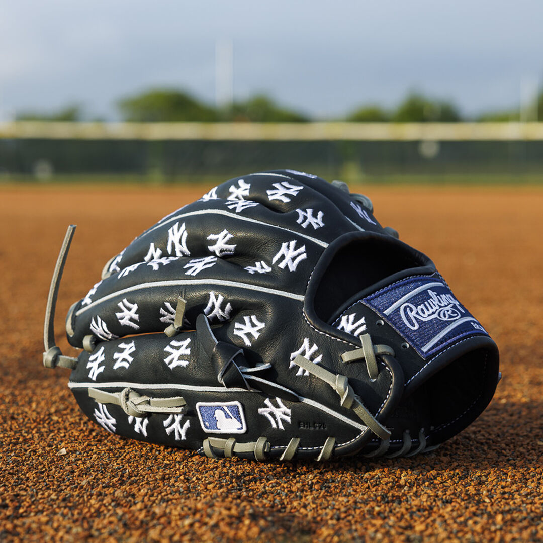 Rawlings Discount | New York Yankees Heart of the Hide 11.75-Inch Infield Glove