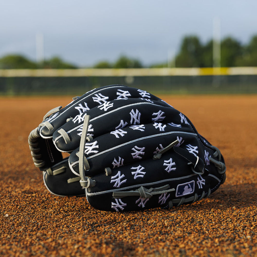 Rawlings Discount | New York Yankees Heart of the Hide 11.75-Inch Infield Glove